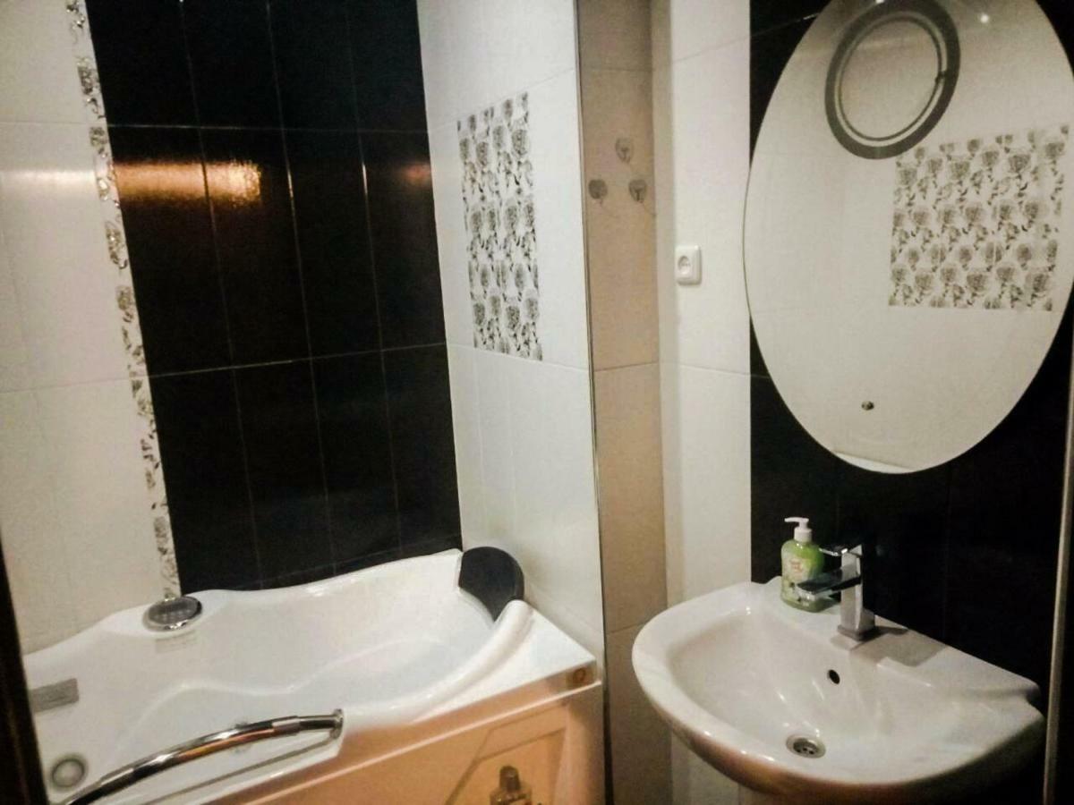 Luxury Apartment With Jacuzzi On Republic Square Ereván Exterior foto